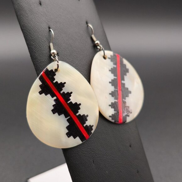 Silvertone Unique Pattern Large Shell Earrings B803 - Picture 2 of 5